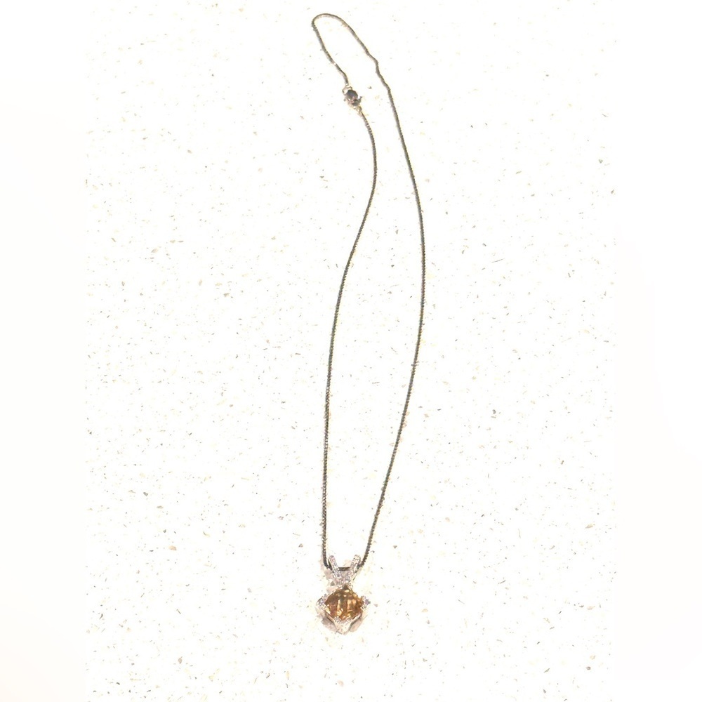 Elegant Gold Pendant Necklace